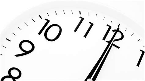 Hodiny ukazujúce polnoc