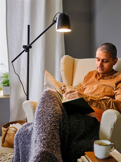 Osoba čítajúca knihu v kresle