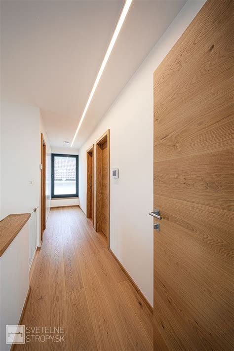 Osvetlenie chodby s nástennými svietidlami