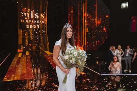 žena s dokonalou postavou na spoločenskej udalosti