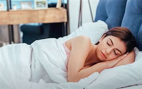 Snívajúci človek v posteli