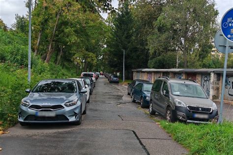 Schematické znázornenie, ako parkujúce autá blokujú prejazd