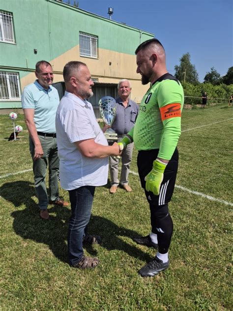 Futbalový agent rokujúci s klubovým manažérom