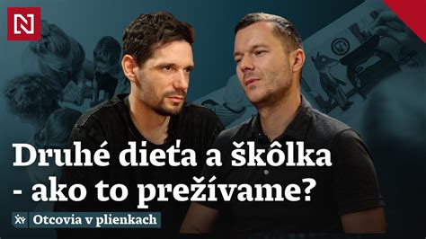 Štyria otcovia rozprávajúci sa v kaviarni