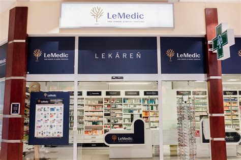 Ilustrácia domácej lekárničky s rôznymi obväzmi a liekmi