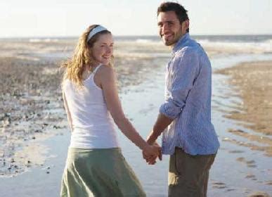 žena a muž si vymieňajú pohľady