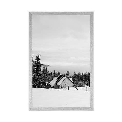Fotografia útulnej chaty v zasneženej krajine