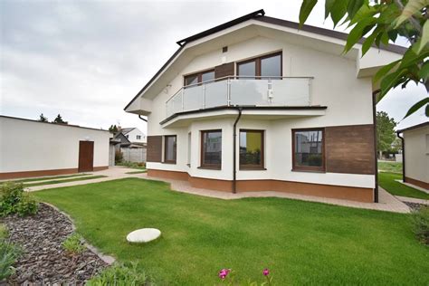 Ilustrácia rodiny vyberajúcej si nový dom