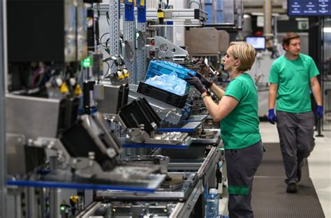 Ilustračná fotografia administratívneho pracovníka spracúvajúceho mzdy