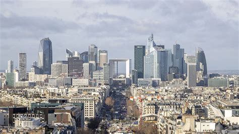 Pohľad na panorámu Paríža s Eiffelovou vežou