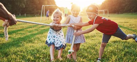 Deti hrajúce sa na detskom ihrisku vo Vrakuni