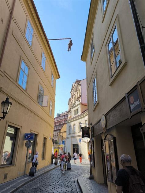 Ulička na Starom Meste v Prahe s historickými fasádami