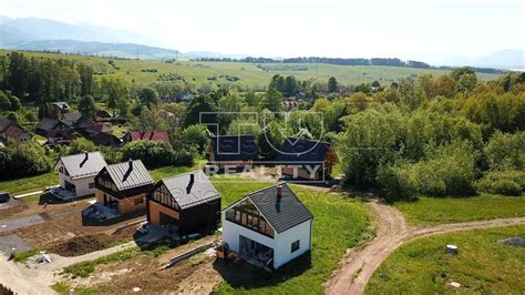 Ilustračná fotografia rodinných domov v príjemnom prostredí
