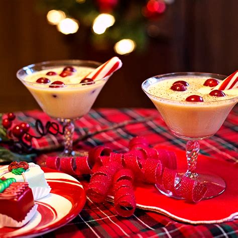 Rôzne fľaše s vaječným likérom rôznych príchutí