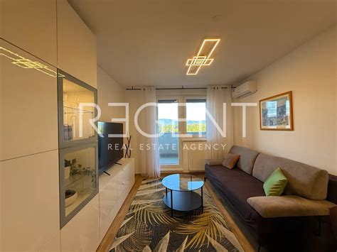 interiér luxusného bytu s výhľadom na zeleň