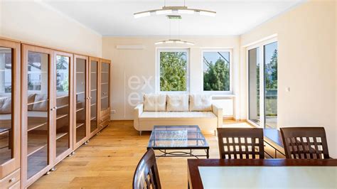 Interiér bytu s balkónom a výhľadom