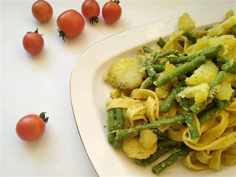 Tanier s tagliatelle, zemiakmi a zelenou fazuľkou