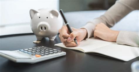 Ilustrácia znázorňujúca kalkulačku a finančné dokumenty