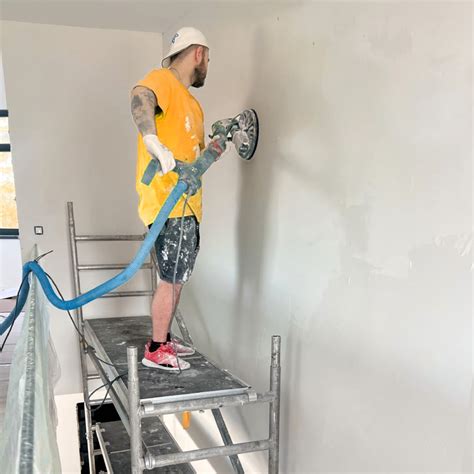 Ilustrácia prípravy stien pred maľovaním - tmelenie a brúsenie