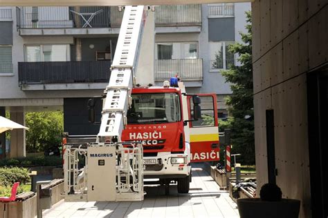 Hasiči zasahujú pri požiari bytu