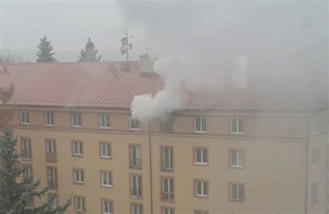 Dym stúpa z okna bytového domu