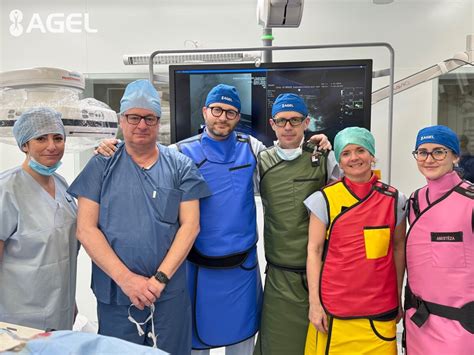 Chirurgický tím pracujúci v operačnej sále