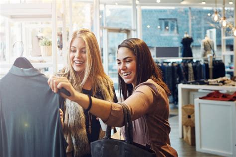 Ľudia si vyberajú oblečenie v second hand obchode