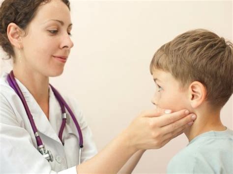 Detský lekár kontroluje rast dieťaťa