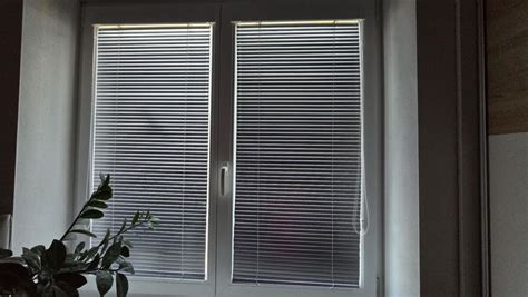 Zatiahnuté žalúzie počas leta