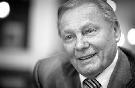 Rudolf Schuster pri preberaní vyznamenania