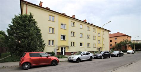 Tehlová bytovka v Solivare