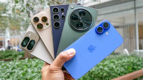 Ilustračná fotografia zobrazujúca rôzne symboly telekomunikačných služieb ako mobilný telefón, internetový router a televízna obrazovka, prepojené do jedného celku.