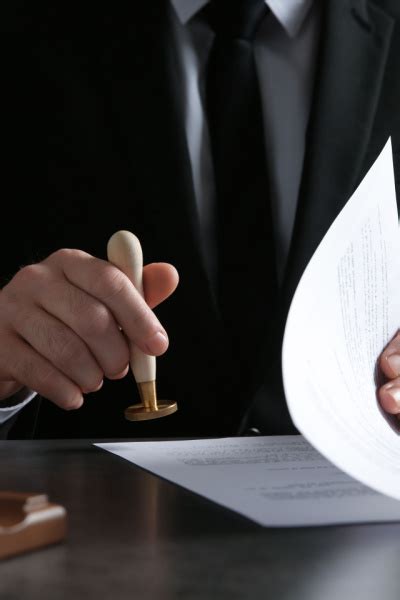 Ilustrácia symbolizujúca dedičské konanie s dokumentmi a právnymi symbolmi