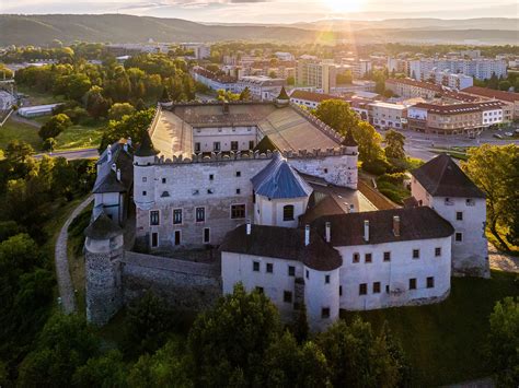 Panorama mesta Zvolen s dominantou Pustého hradu