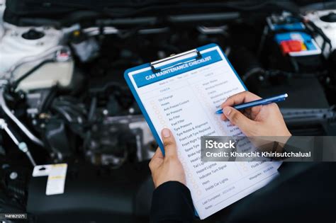 Ilustračná fotografia mechanika pracujúceho na diagnostike automobilu