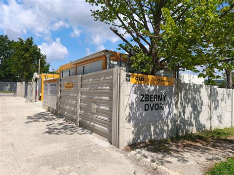 Ilustračná fotografia zelene a bytových domov v Dúbravke