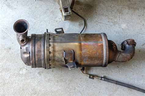 Schematické znázornenie DPF filtra s detailom pórov