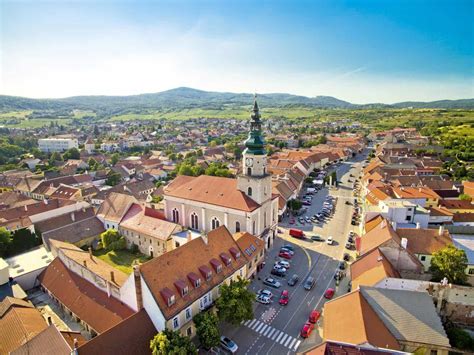 Panoráma mesta Modra s Malými Karpatmi v pozadí