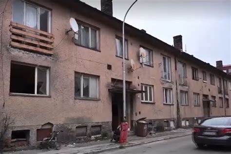 Zdevastovaný bytový dom v Čadci