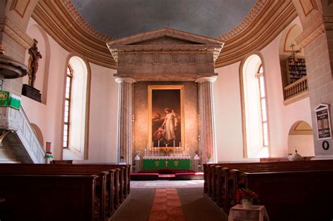 Interiér evanjelického kostola s maľbami