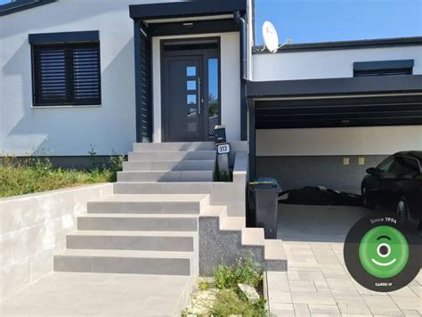 Fotografia udržiavaného vchodu do bytového domu