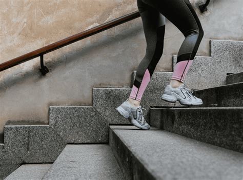 Infografika znázorňujúca zdravotné benefity chôdze po schodoch