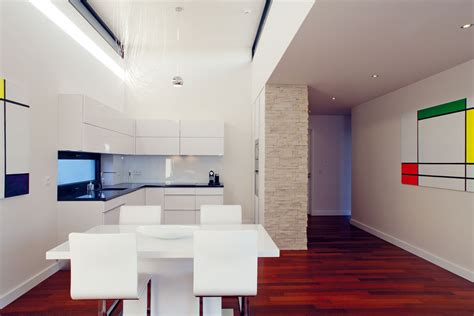 moderný minimalistický interiér s bielymi stenami a farebnými doplnkami