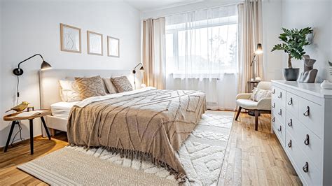 moderná minimalistická spálňa s bielou posteľou a jednoduchými doplnkami