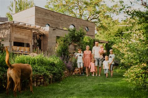 Ilustrácia domu s rodinou