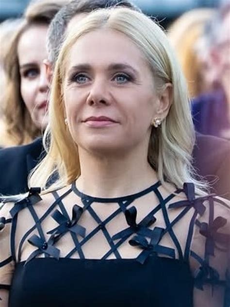 Modelka v čiernych maxi šatách Savona