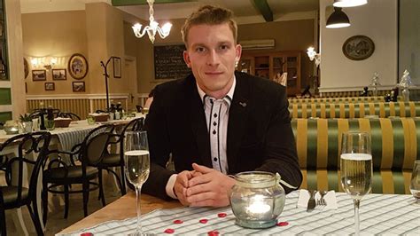 Muž pripravujúci romantickú večeru