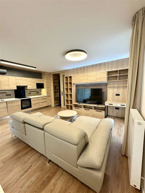 Interiér moderného 3-izbového bytu s krbom a terasou