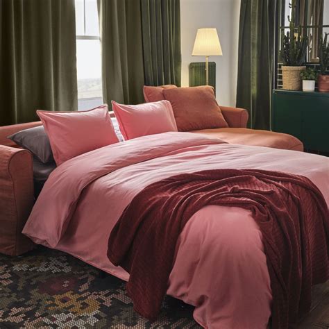 Detail interiéru s bordovou sedačkou