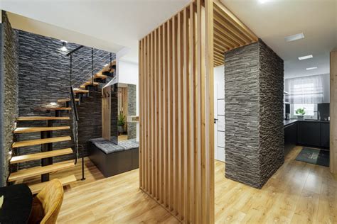 Moderný interiér s geometrickým obkladom